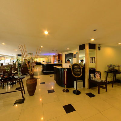 Moon River Bar & Restaurant