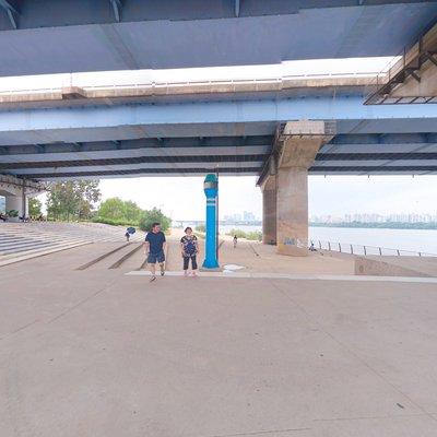 Under the Hangang Bridge