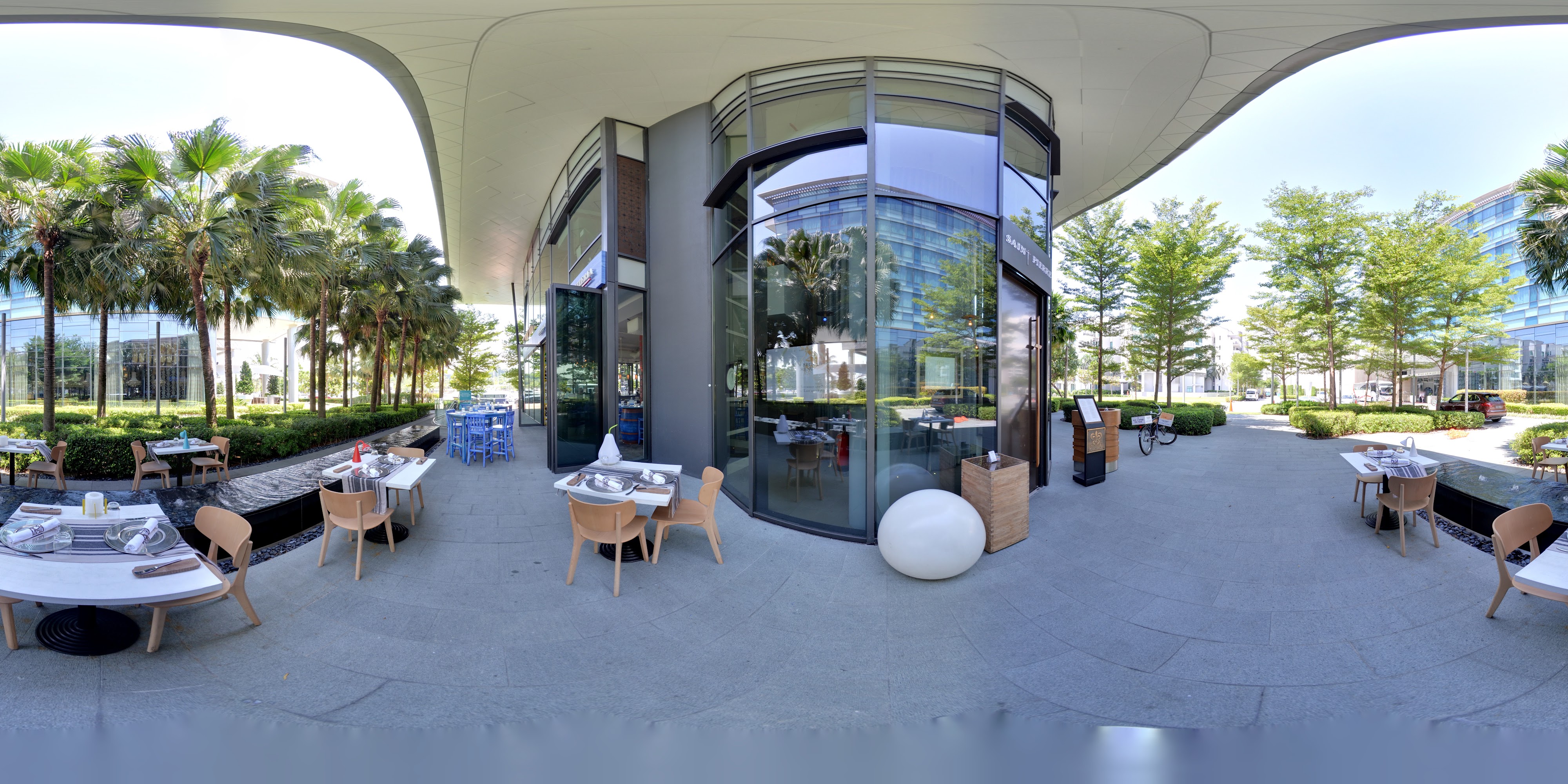 Modern Outdoor Dining Space