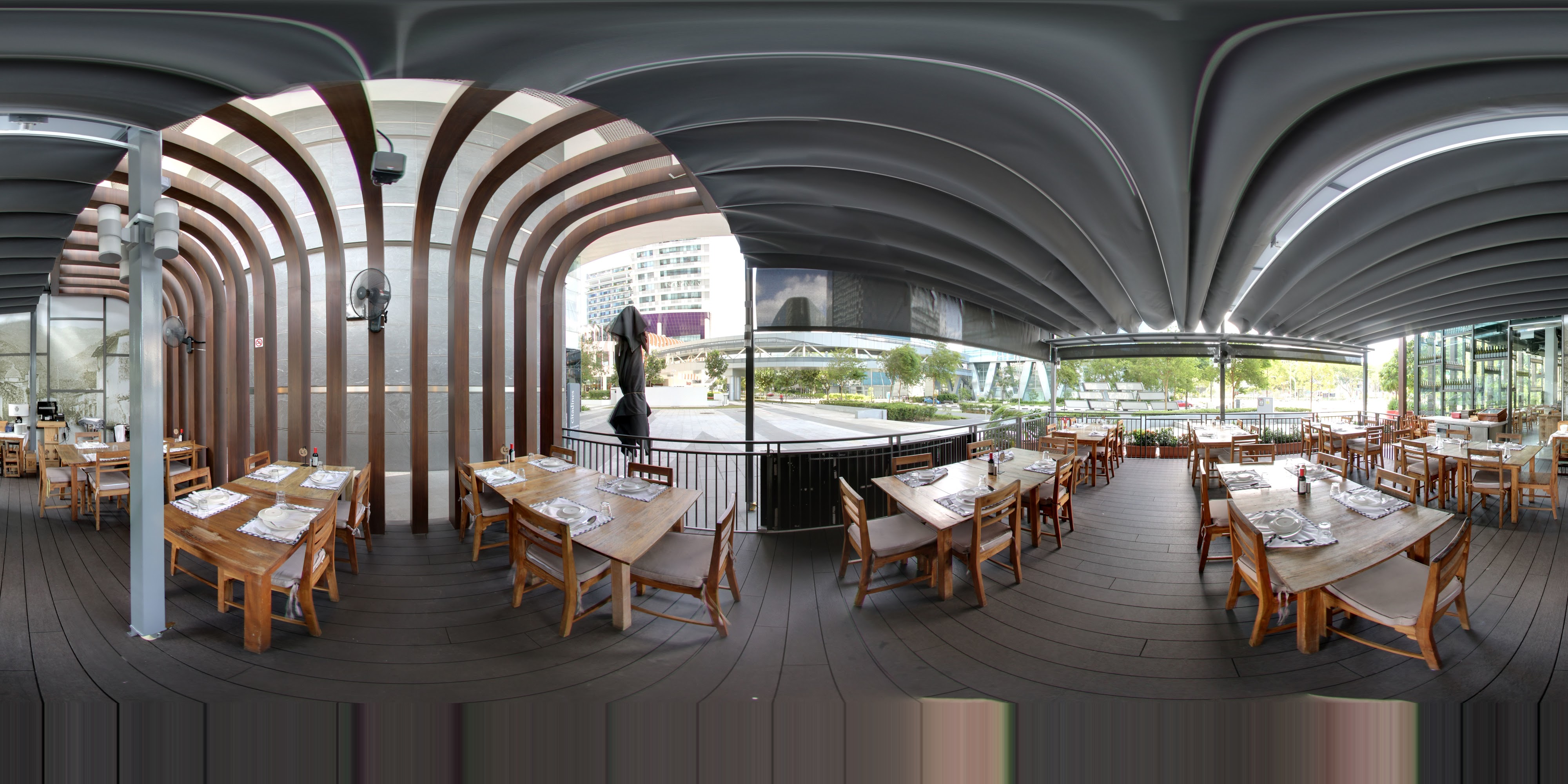 Elegant Outdoor Dining Setup