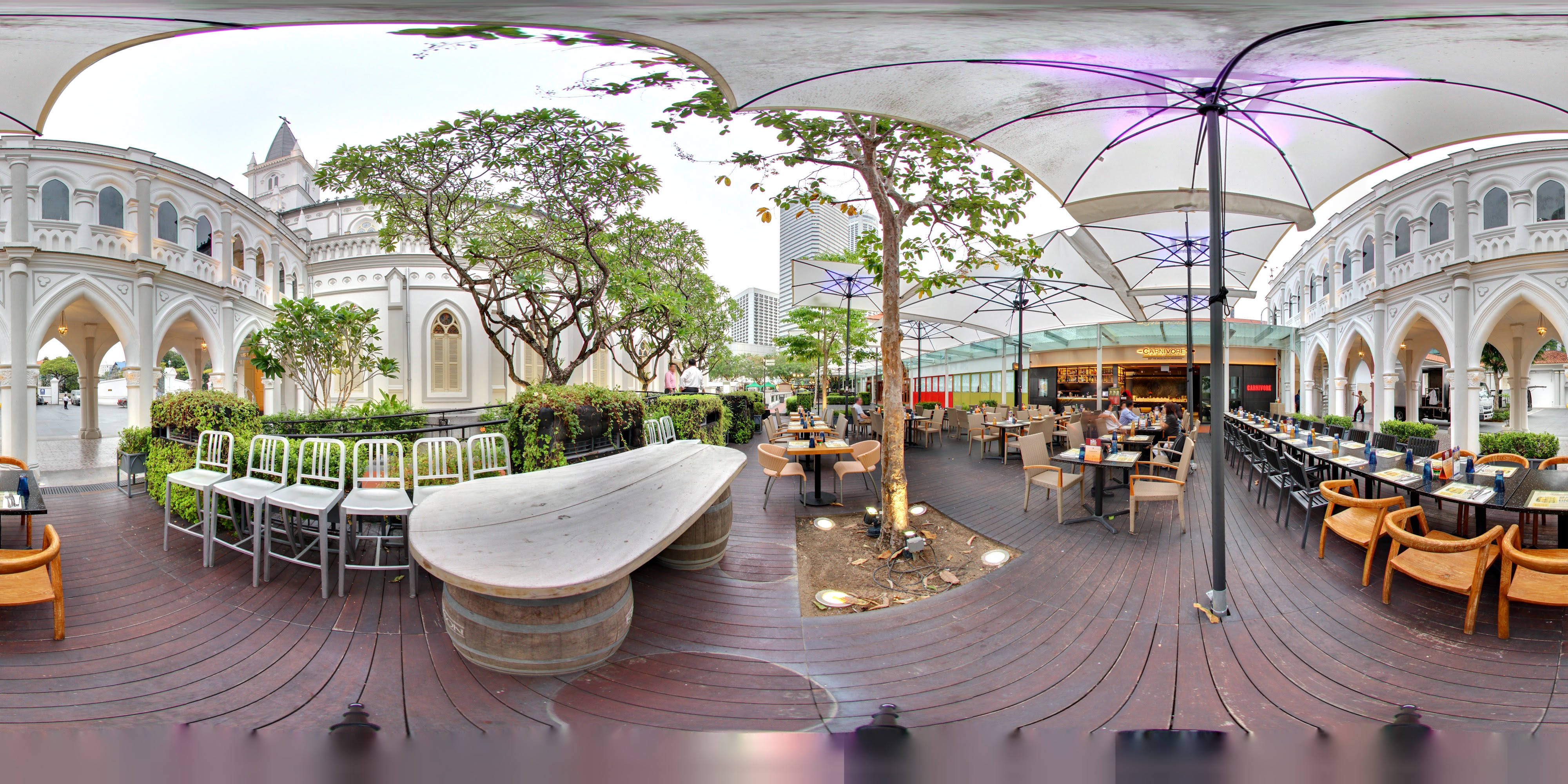 Chic Outdoor Dining Courtyard