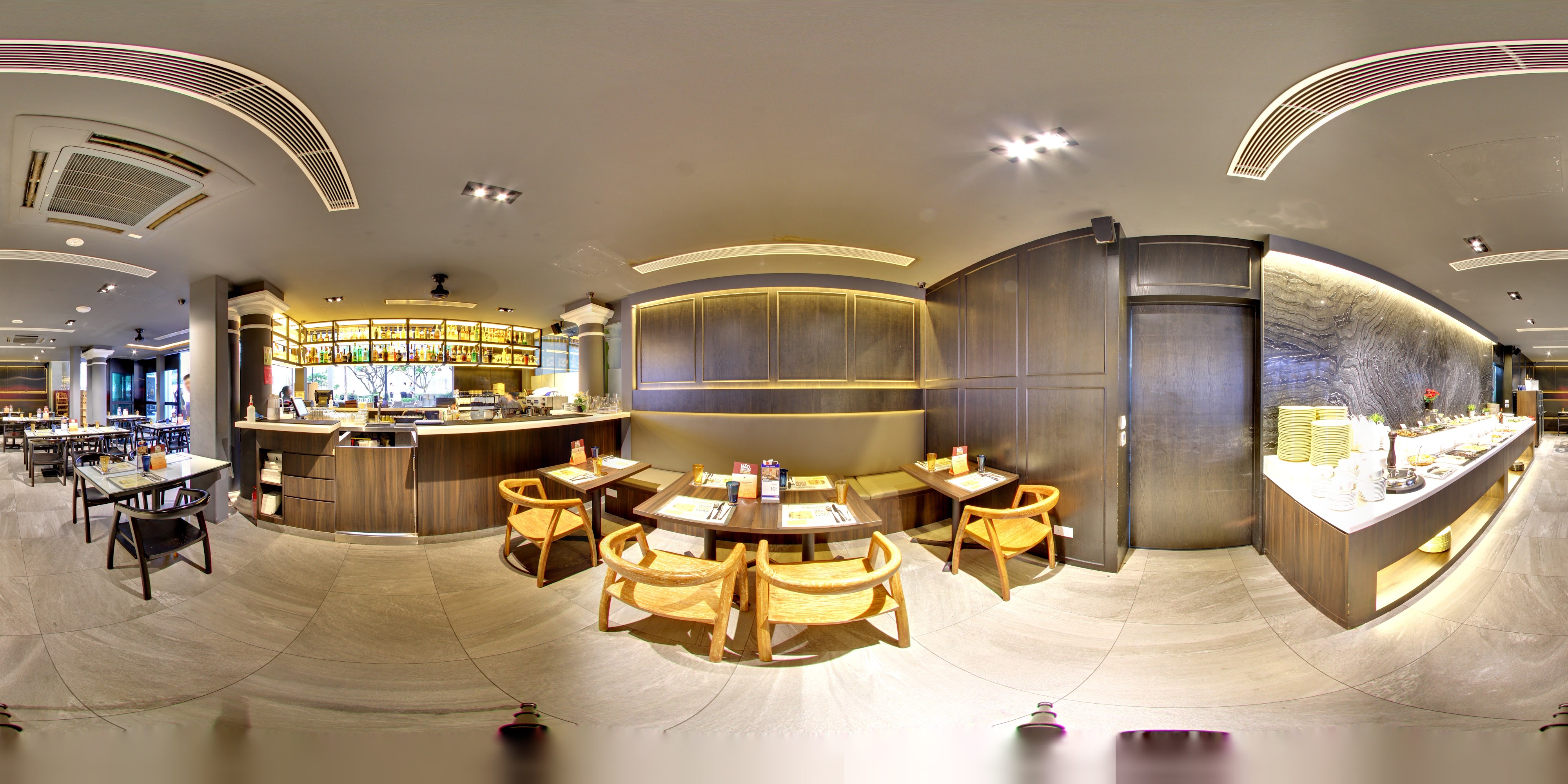 LUXURIOUS INDOOR DINING AREA