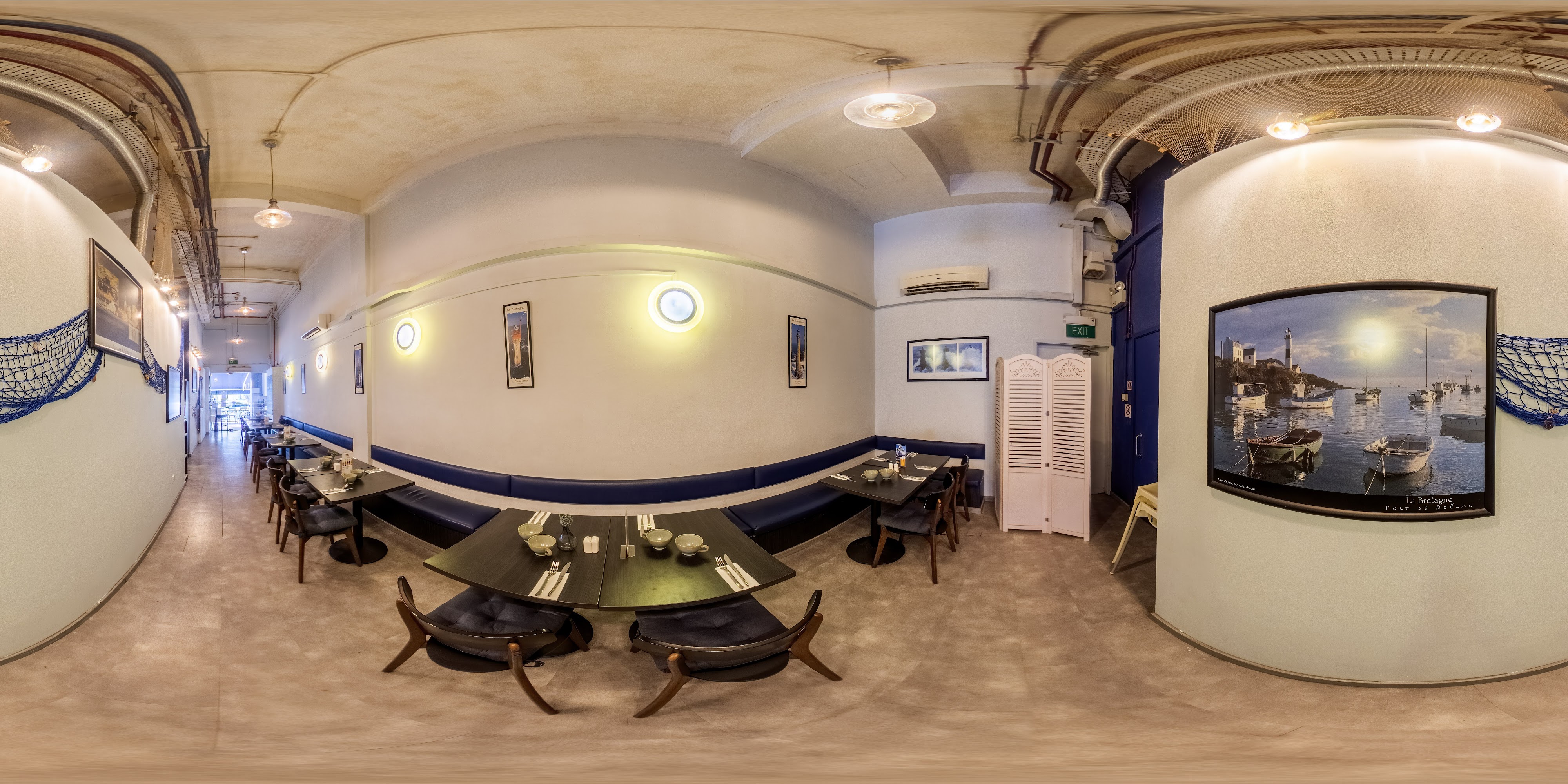 Elegant Minimalist Dining Atmosphere