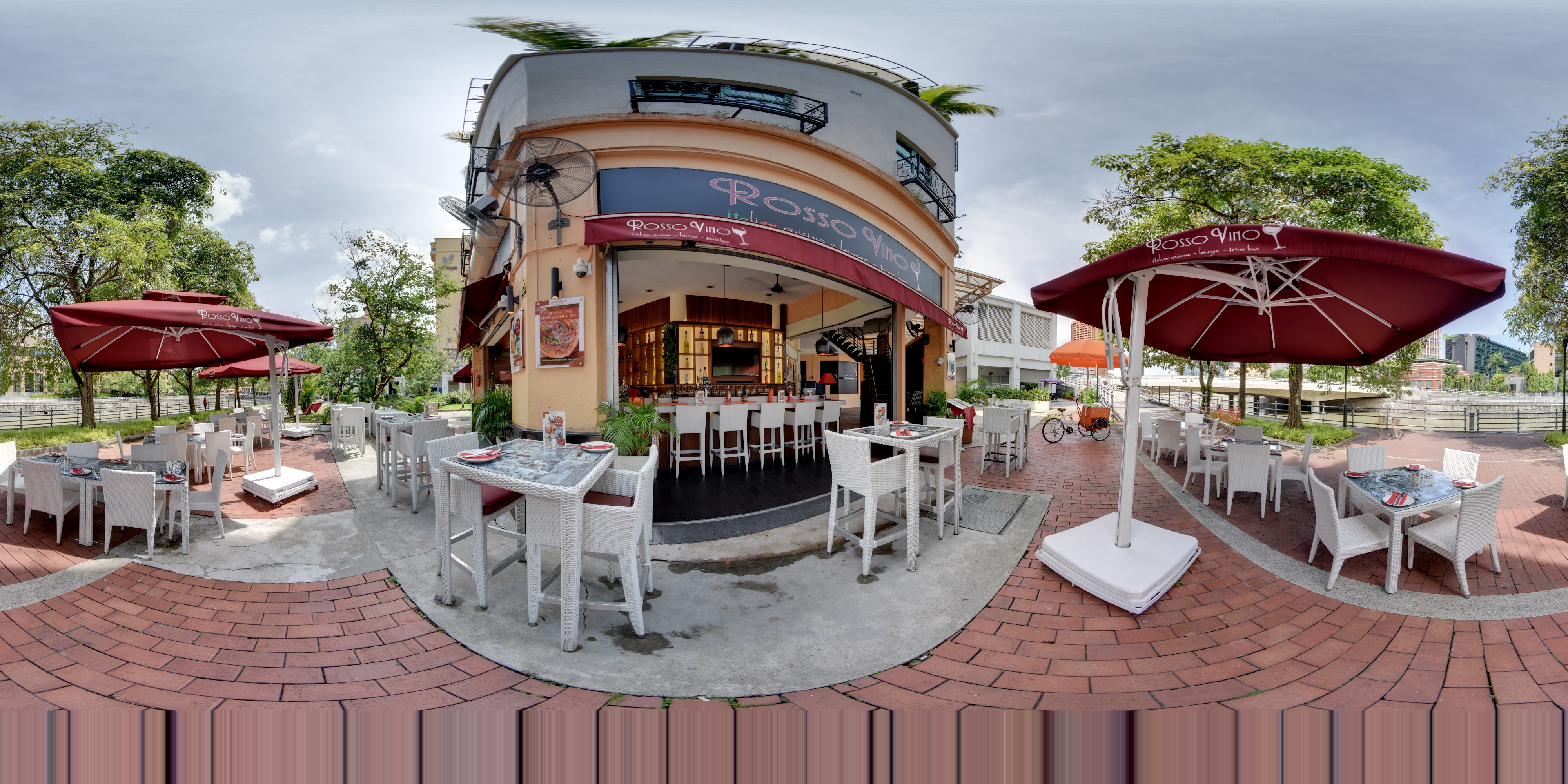 Circular Outdoor Dining Space