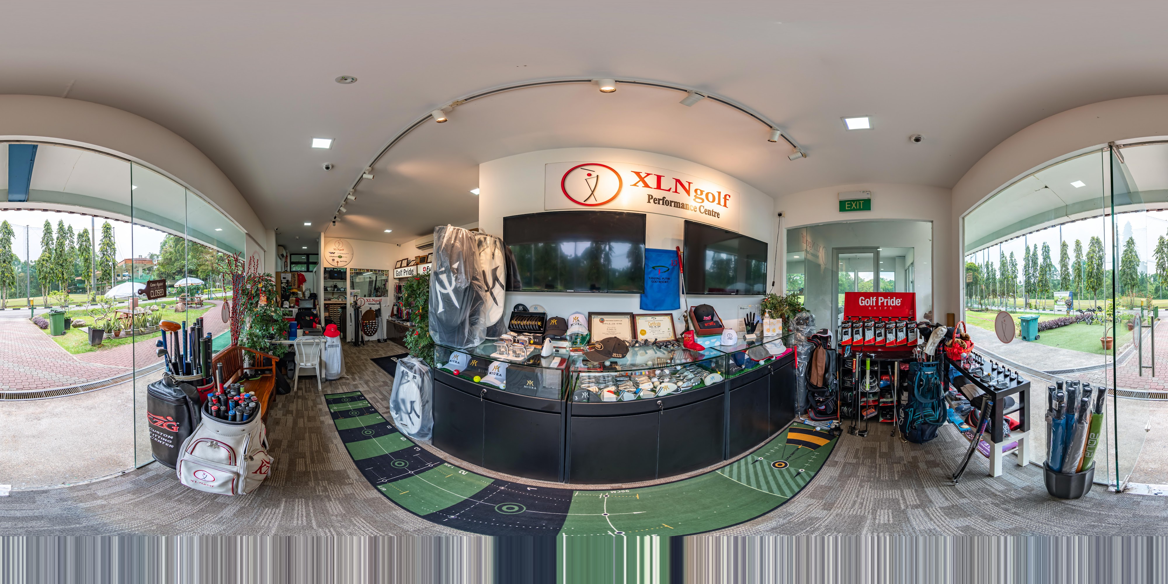 Golf Center Indoor Merchandise Showcase