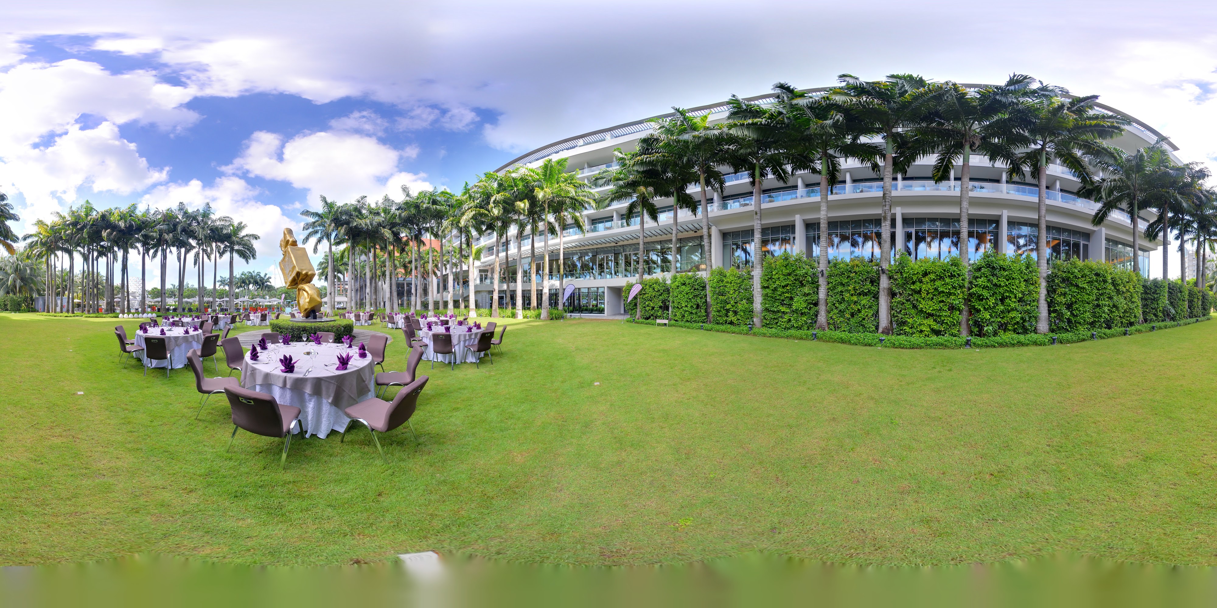 Luxurious Outdoor Dining Setup