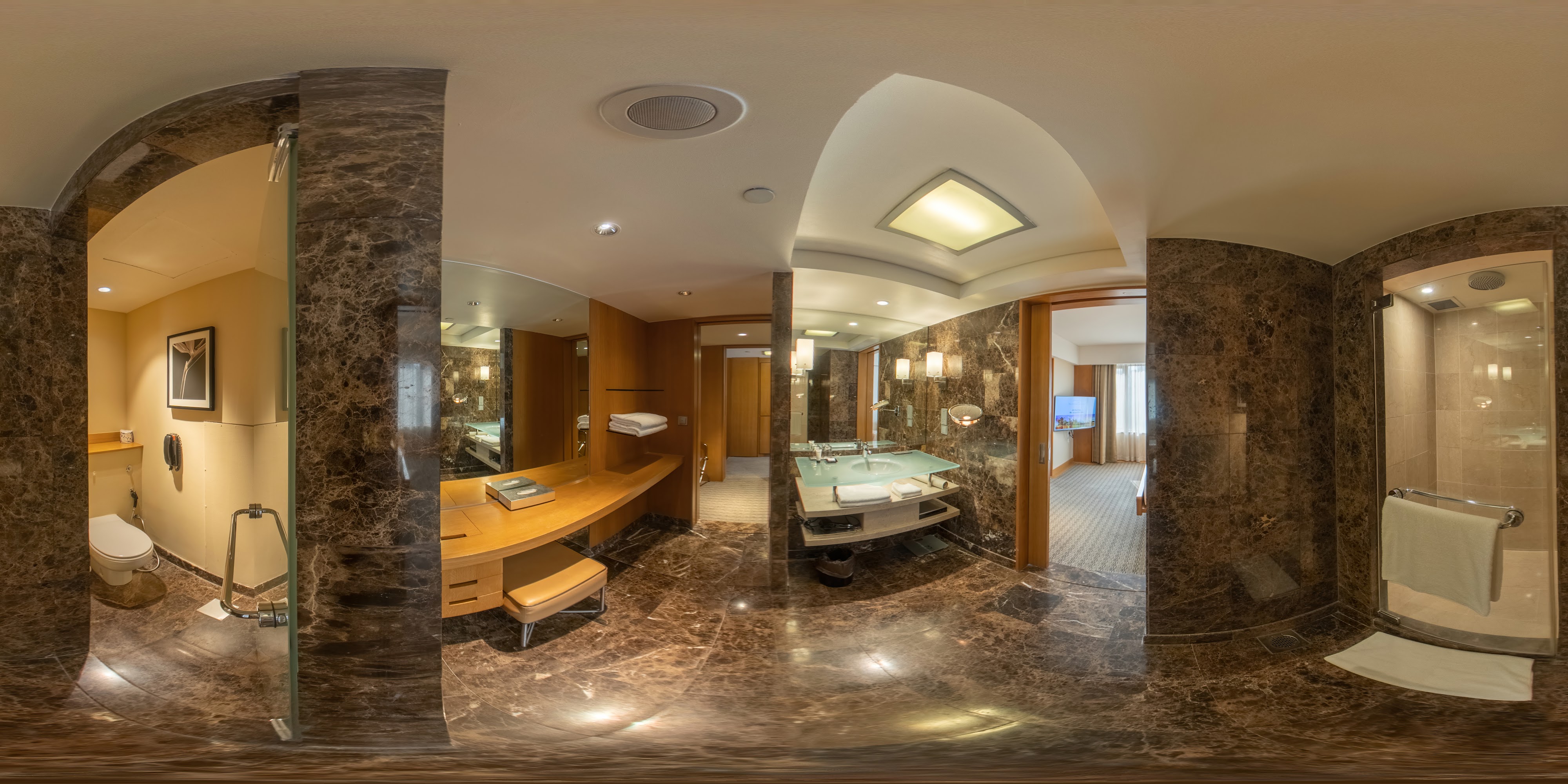 Luxurious Hotel bathroom suite.